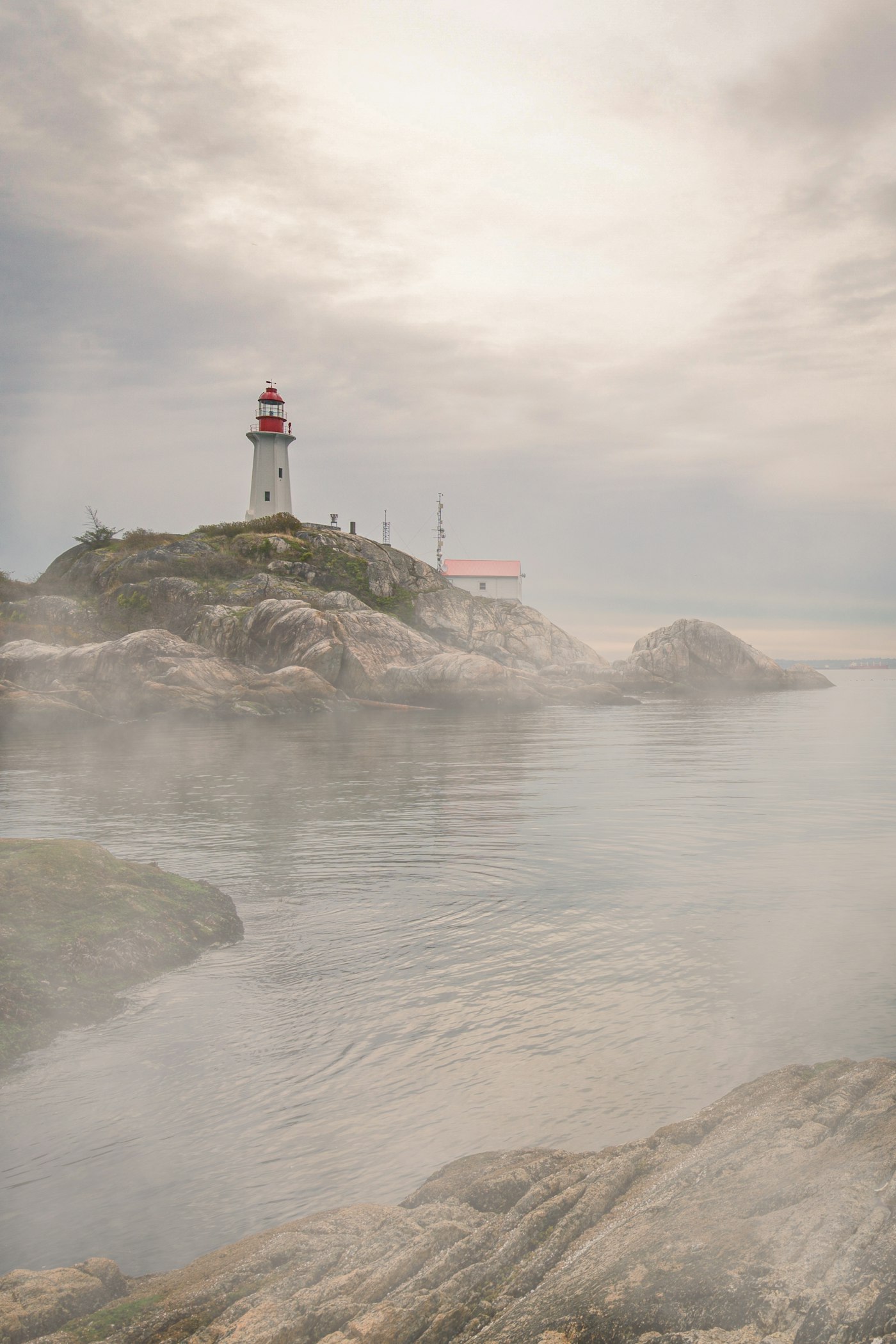 Farol na névoa sinalizando porto seguro